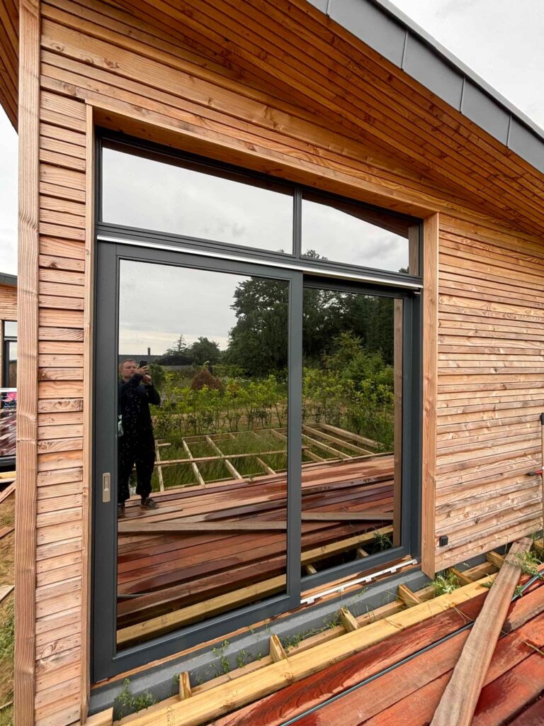 Spejlfilm til vinduer: Den ultimative guide til privatliv og varmeregulering